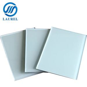 Bela lakirana steklena omara